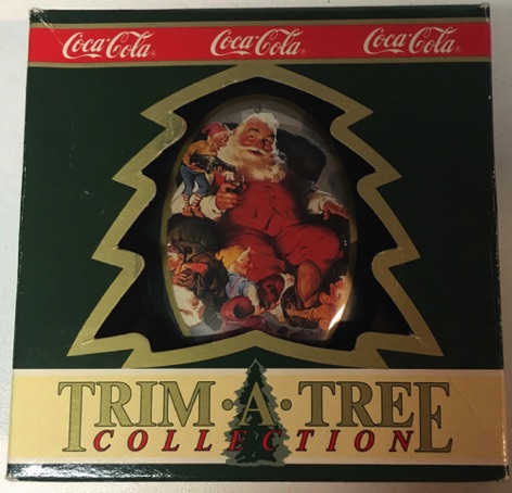 04567-2 € 10,00 coca cola ornament blikje kerstman in stoel (1x zonder doosje)